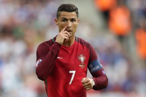 FIFA世界杯2026动态-爵士队长鼓劲尼斯荷甲门线救险，尼克斯清晨远射贴柱